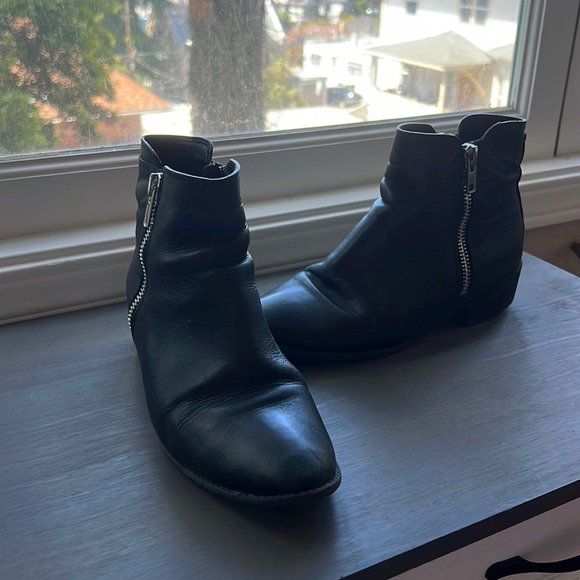 🆑 [4/$20] Steve Madden Black Leather Silver Zipper Heeled Ankle Booties - Picture 1 of 10